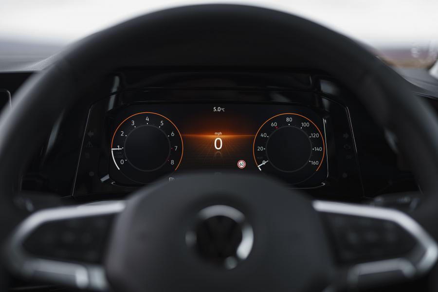 Панель приборов Volkswagen Golf Life 2020 года  (UK) (фото 23 из 40)